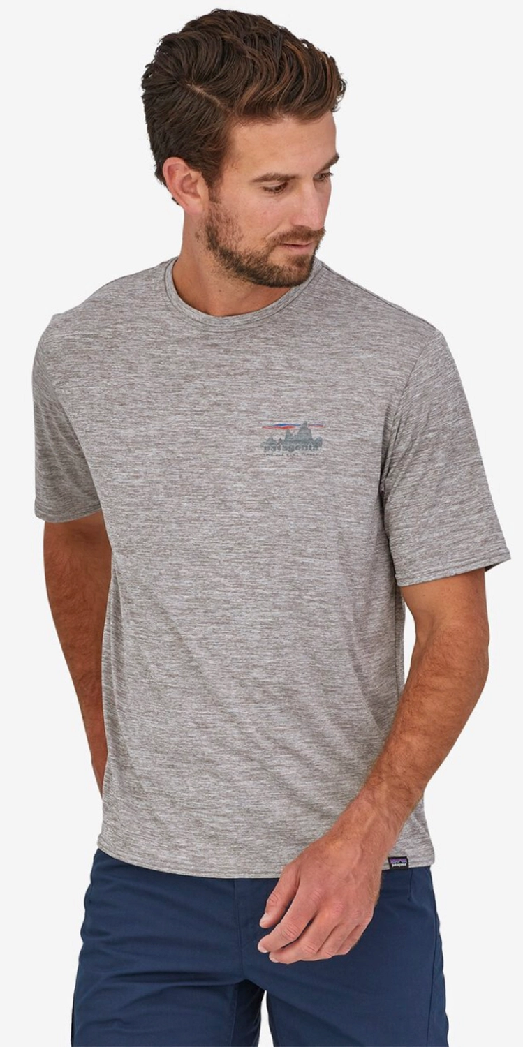 T-Shirt Patagonia Men Cap Cool Daily Graphic Shirt Skyline Stencil Steam Blue X Dye 4 T-Shirt Patagonia Men Cap Cool Daily Graphic Shirt Skyline Stencil Steam Blue X Dye - Afbeelding 2