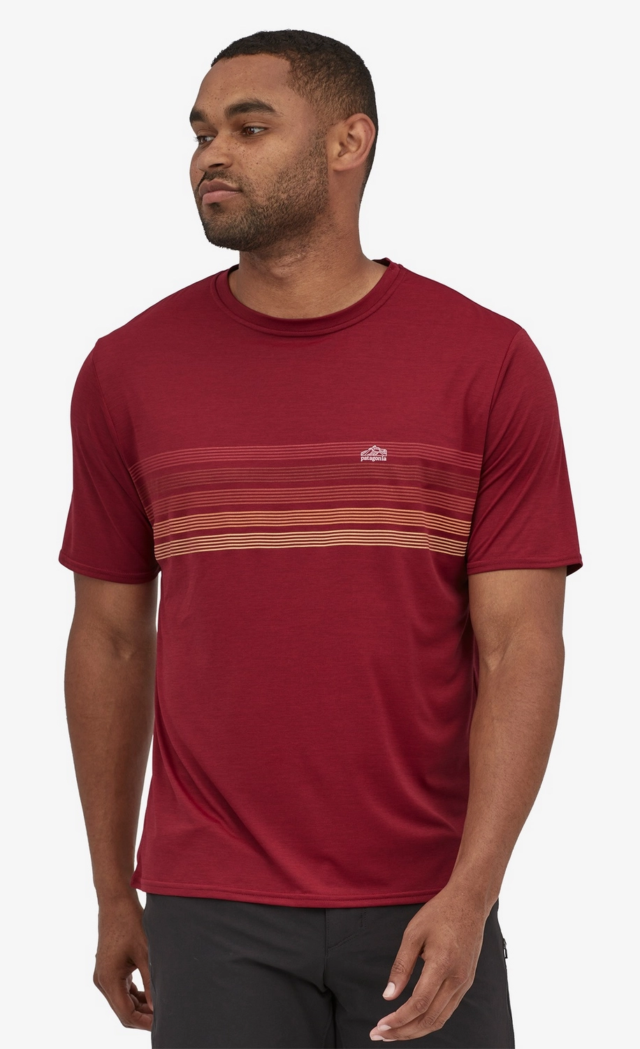 T-Shirt Patagonia Men Cap Cool Daily Graphic Shirt Line Logo Ridge Stripe Wax Red X-Dye 4 T-Shirt Patagonia Men Cap Cool Daily Graphic Shirt Line Logo Ridge Stripe Wax Red X-Dye - Afbeelding 2