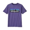 T-Shirt Patagonia Kids Regenerative Organic Certified Cotton P6 Logo Perennial Purple -Patagonië Outdoor Sportkleding wbs23 62163 pepl